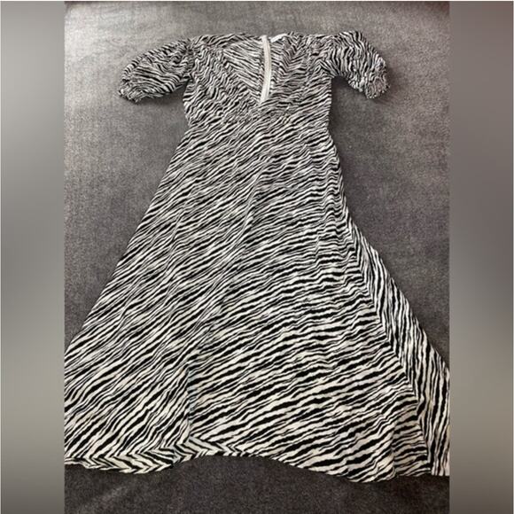 Faithfull The Brand Zebra Print V-neck Dress ( 8 ) - Picture 3 of 11